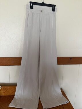 Lululemon Ribbed Softstreme mid rise Pant 32"
BONE size 0